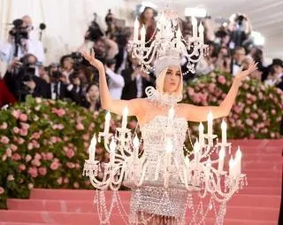 Met Gala. Katy Perry przebrana za żyrandol 