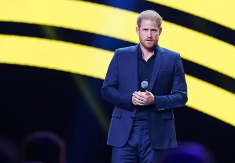Ujawniono szczegóły pocałunku księcia Harry'ego z prezenterem. "Zdejmował moją koszulkę"