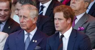 Król Karol III i książę Harry