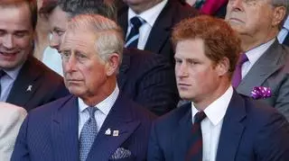 Król Karol III i książę Harry