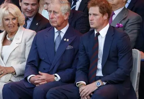 Książę Harry nie spotka się z ojcem w Londynie. To początek końca ich rodziny?