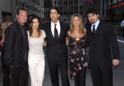 Co się stanie z psem Matthew Perry'ego? Może trafić pod opiekę jednej z aktorek "Przyjaciół"