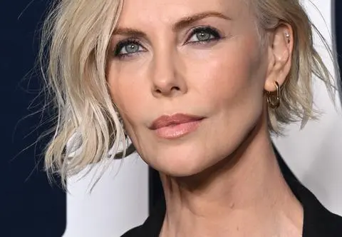 Ojciec Charlize Theron nie zginął w wypadku. Został zastrzelony przez żonę