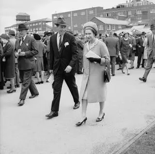 Lord Porchester i królowa Elżbieta II w 1965 roku