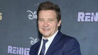 Jeremy Renner z córką na premierze.. To jego pierwsze publiczne wystąpienie od czasu wypadku