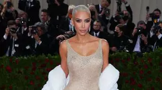 Lekarz wyjaśnił, co robiła Kim Kardashian, żeby założyć kultową suknię. "Nieodpowiedzialne"