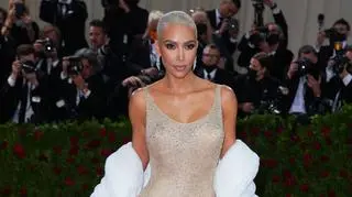 Lekarz wyjaśnił, co robiła Kim Kardashian, żeby założyć kultową suknię. "Nieodpowiedzialne"