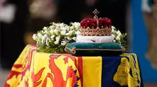 Strażnik zemdlał przy trumnie królowej Elżbiety II. Wideo obiegło sieć