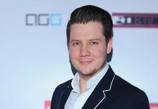Jakub Tolak zrezygnował z aktorstwa i zamieszkał w vanie. Opowiedział o podróży z małym dzieckiem i wydatkach