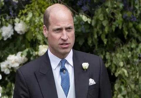 Samotny książę William na ślubie księcia Westminsteru. Księżna Kate nie pojawiła się z powodu choroby?