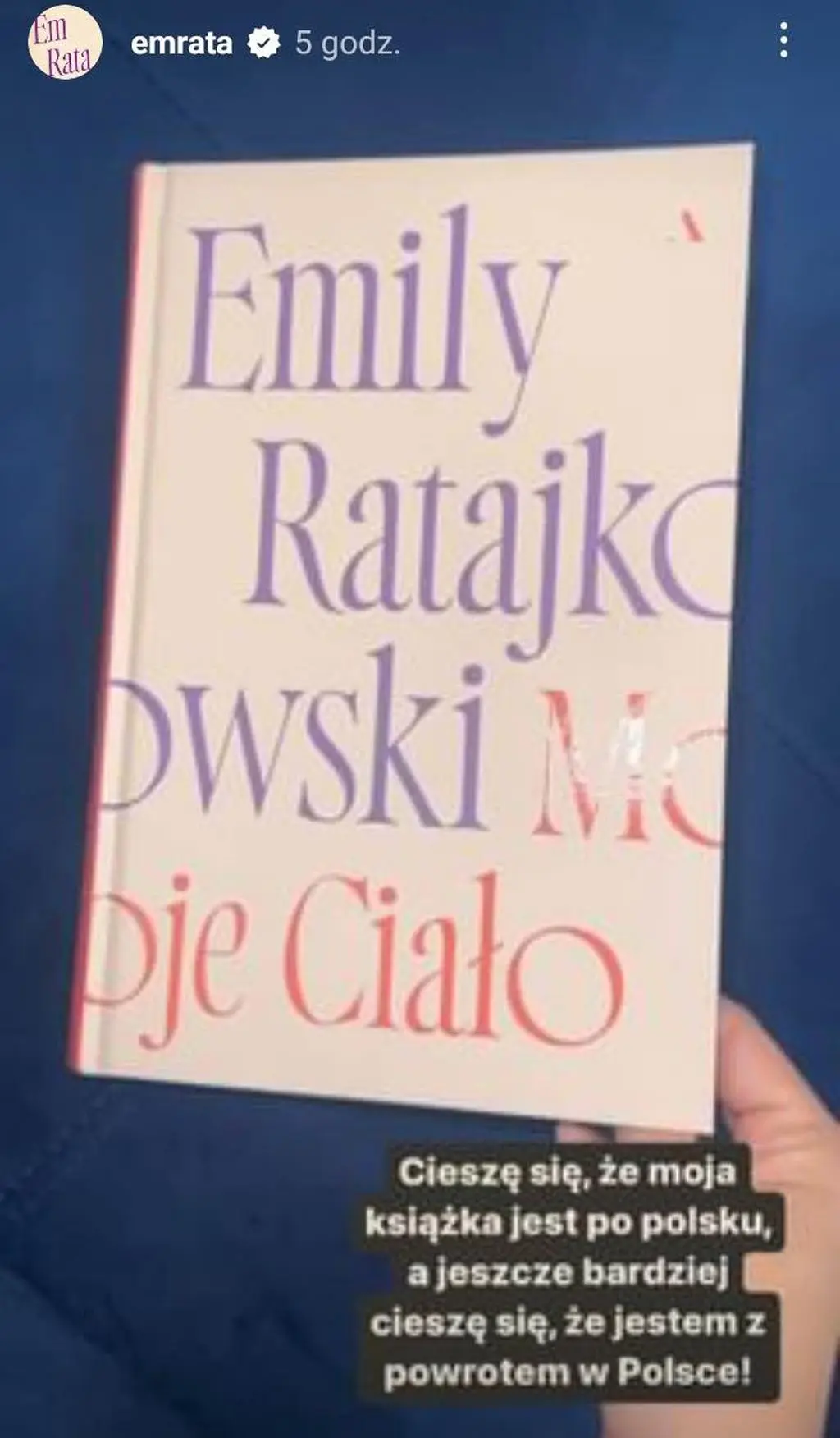 Emily Ratajkowski pokazała okładkę książki "Moje Ciało"