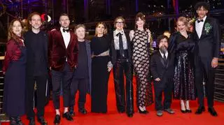 Berlinale 2023. Joanna Kulig na czerwonym dywanie obok Anne Hathaway i Petera Dinklage'a