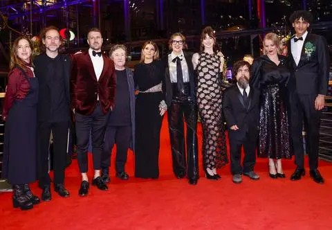 Berlinale 2023. Joanna Kulig na czerwonym dywanie obok Anne Hathaway i Petera Dinklage'a