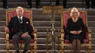 Król Karol III zwalnia ludzi za namową żony? Niepokojące doniesienia z pałacu