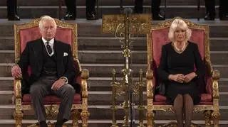 Król Karol III zwalnia ludzi za namową żony? Niepokojące doniesienia z pałacu