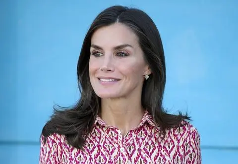 Królowa Letizia i jej córka w identycznych sukienkach. Cena na każdą kieszeń