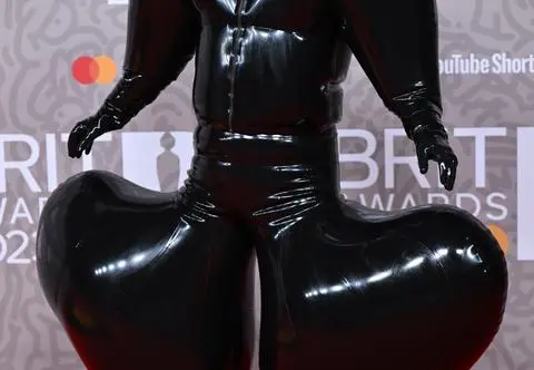 BRIT Awards. Ogromny Sam Smith i półnaga Jassie J. w ciąży