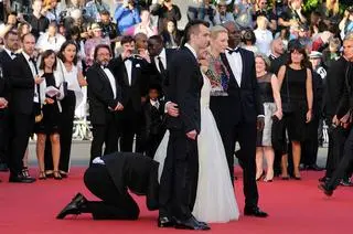 Cannes 2014: Mężczyzna wsadził głowę pod sukienkę aktorki