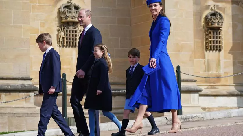 Rodzina królewska w drodze na mszę wielkanocną