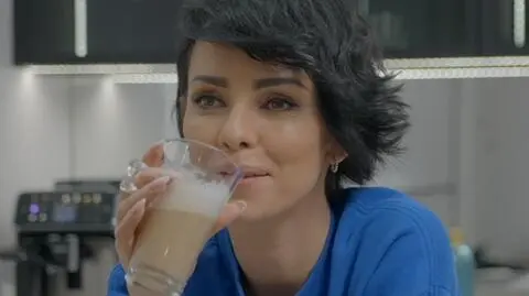 Dorota Gardias delektuje się kawą z ekspresu Philips 5400 LatteGo