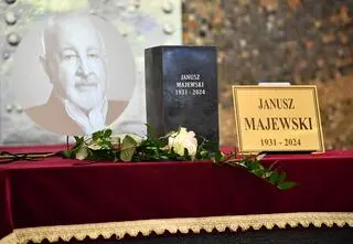 Pogrzeb Janusza Majewskiego. Wśród żałobników Marek Kondrat, Andrzej Seweryn, Sonia Bohosiewicz...