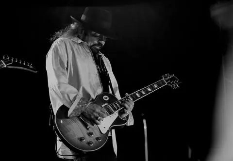 Zmarł Gary Rossington z Lynyrd Skynyrd. 50 lat temu przeżył straszną katastrofę