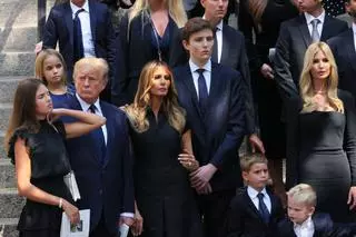 Pogrzeb Ivany Trump. Melania i Donald Trump z resztą rodziny Trumpów