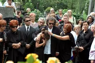 Matylda Kirstein na pogrzebie mamy Ewy Sałackej