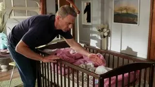 "Na Wspólnej", odcinek 3710. Kamil nie radzi sobie z opieką nad córką. Musi podjąć trudną decyzję