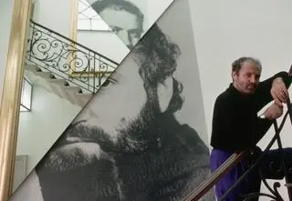 Mafijne porachunki czy zemsta kochanka? Gianni Versace zmarł na progu własnego domu