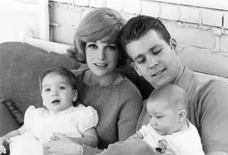 Ryan O'Neal z żoną Joanną Moore, córką Tatum i synem Griffinem