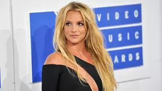 Britney Spears pozuje nago z psem na rękach