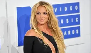 Britney Spears pozuje nago z psem na rękach