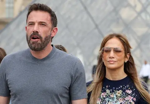 Jennifer Lopez świeżo po ślubie zwiedza Luwr z Benem Affleckiem