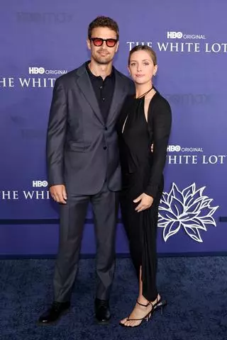 Theo James z żoną Ruth Kearney na premierze serialu "Biały Lotos"