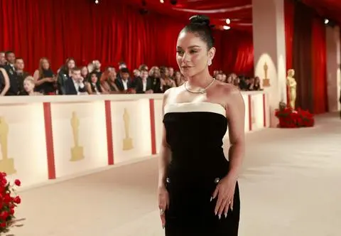 Vanessa Hudgens już jest po ślubie? Zdjęcie aktorki w nietypowej sukni obiegło media