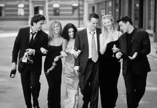 Obsada "Przyjaciół" zabrała głos ws. śmierci Matthew Perry'ego. "Jesteśmy całkowicie zdruzgotani"
