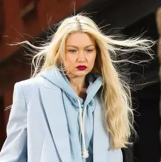 Modne fryzury wiosna/lato 2022. Gigi Hadid - chłodny blond