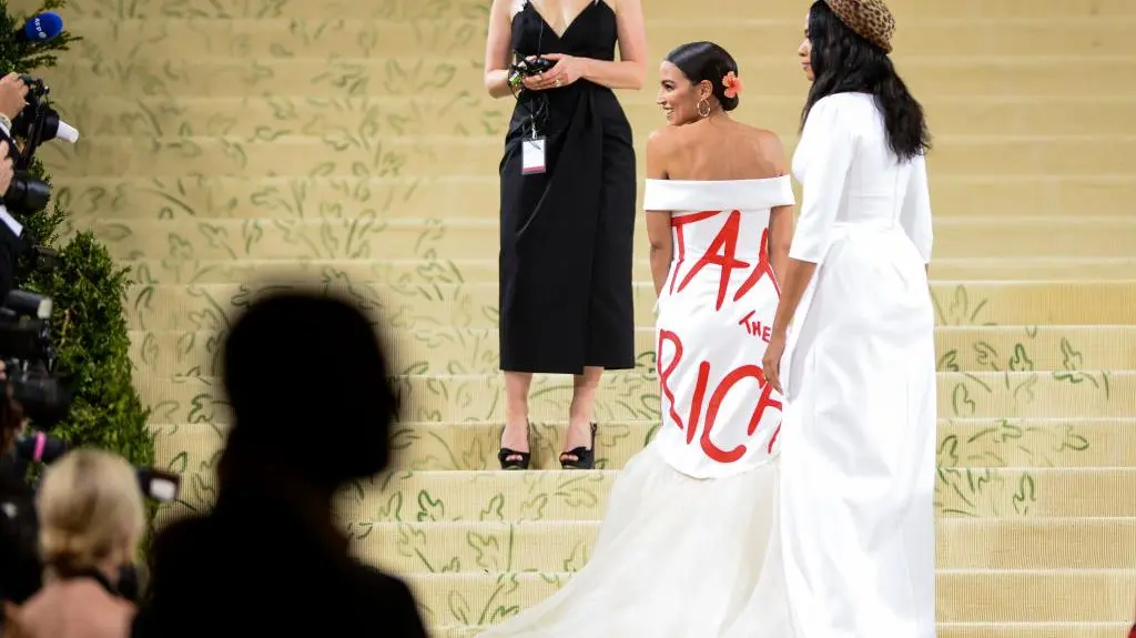 Met Gala. Alexandria Ocasio-Cortez w kreacji z napisem "Tax the rich"