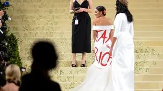 Met Gala. Alexandria Ocasio-Cortez w kreacji z napisem "Tax the rich"