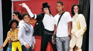  Jaafar Jackson w figurami woskowymi Michaela Jacksona