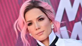 Halsey poroniła trzy razy. Raz poddała się aborcji.  "Ona uratowała mi życie"