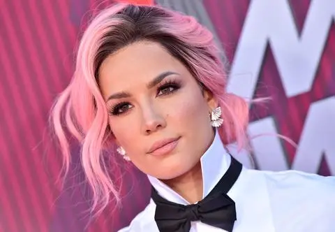 Halsey poroniła trzy razy. Raz poddała się aborcji.  "Ona uratowała mi życie"