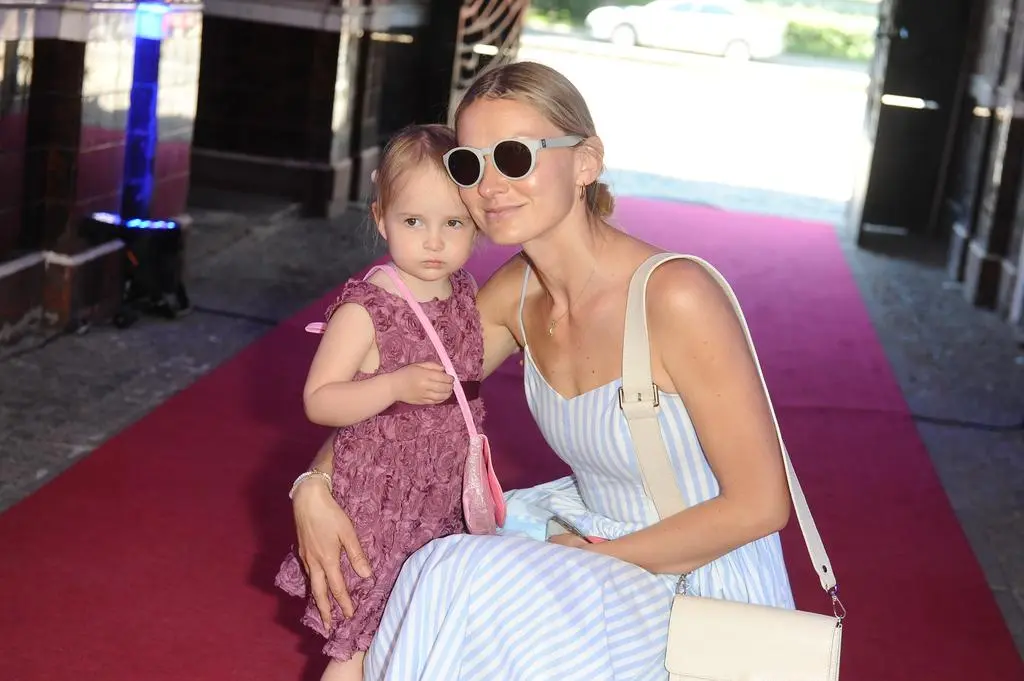 Joanna Moro z córką w teatrze