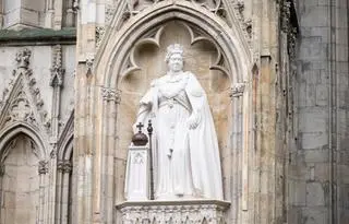 Pomnik Elżbiety II w York Minster