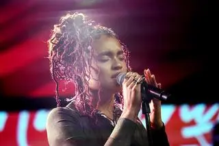 Sara James na konferencji kobiet sukcesu w Kalifornii