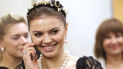 Szwajcarzy nie chcą kochanki Putina w kraju? "Wiele osób właśnie przeciera szkła lornetek"