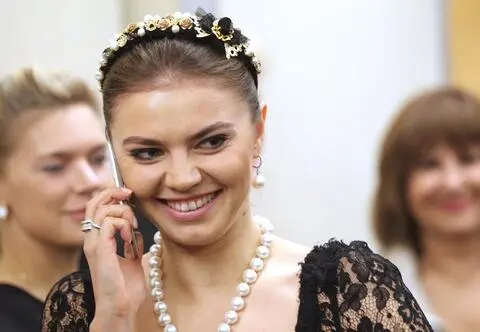 Szwajcarzy nie chcą kochanki Putina w kraju? "Wiele osób właśnie przeciera szkła lornetek"