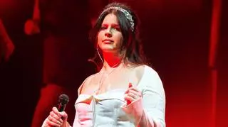 Lana Del Rey wybuczana na koncercie. Fani oburzeni zachowaniem piosenkarki 