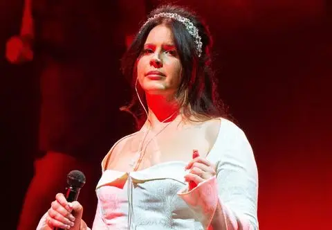 Lana Del Rey wybuczana na koncercie. Fani oburzeni zachowaniem piosenkarki 